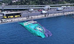 Kocaelispor’un Şampiyonluk Bayrağı İstanbul Boğazı’nda Dalgalanıyor