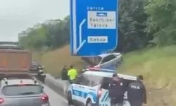 Gebze'de otomobil trafik levhasına çarptı!