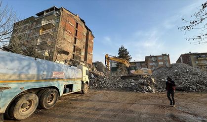 Malatya'da ağır hasarlı bina yıkılırken yandaki apartmana zarar verilmesi üzerine bina tahliye edildi