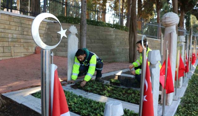 Şehit mezarları çiçeklerle donatıldı