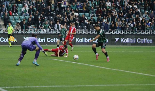 Trendyol 1. Lig: Kocaelispor: 4 - Ankara Keçiörengücü: 1 (İlk yarı)