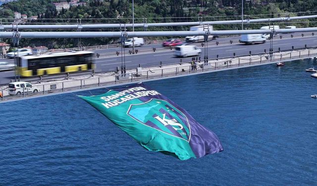 Kocaelispor’un Şampiyonluk Bayrağı İstanbul Boğazı’nda Dalgalanıyor