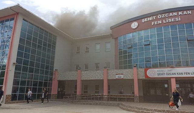 İzmit’te Lisede Korkutan Yangın: Çatı Kullanılamaz Hale Geldi