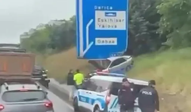 Gebze'de otomobil trafik levhasına çarptı!